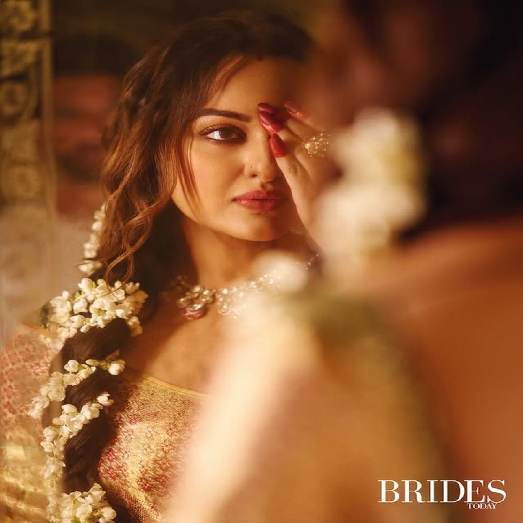 चाहत्यांनी देखील अभिनेत्रीचा हटके लूक आवडला आहे. विवाहित महिलेचा शृंगार करत अभिनेत्रीने फोटोशूट केलं आहे. सोशल मीडियावर सोनाक्षीचे फोटो व्हायरल देखील होत आहे. 