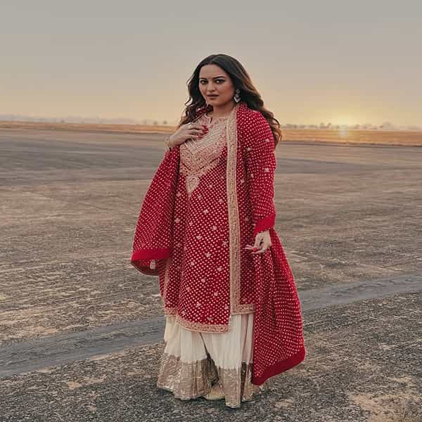 अभिनेता झहीर इक्बाल याच्यासोबत लग्न झाल्यापासून अभिनेत्री सोनाक्षी सिन्हा कायम शृंगार करत फोटोशूट करत असते. सोनाक्षीने फोटो देखील सोशल मीडियावर व्हायरल होत असतात.