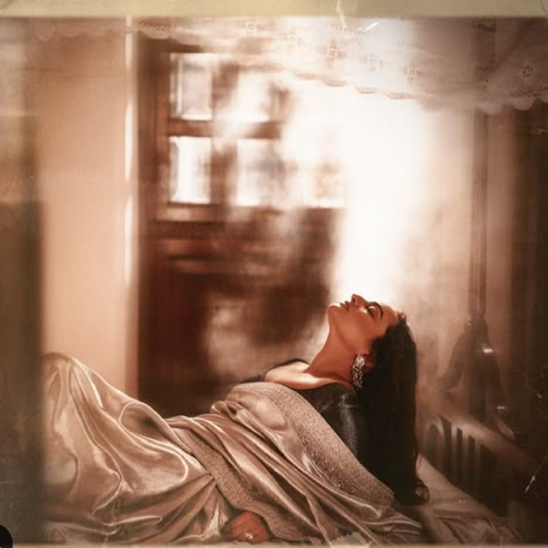 सोनाक्षीच्या खासगी आयुष्याबद्दल सांगायचं झालं तर, सात वर्ष अभिनेता झहीर इक्बाल याला डेट केल्यानंतर दोघांनी लग्न करण्याचा निर्णय घेतला. कुटुंबियांच्या उपस्थितीत दोघांनी लग्न केलं. 