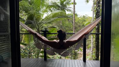 तुम्हाला एकटं फिरायला जायला भीती वाटते का? या टिप्स निडर बनवतील