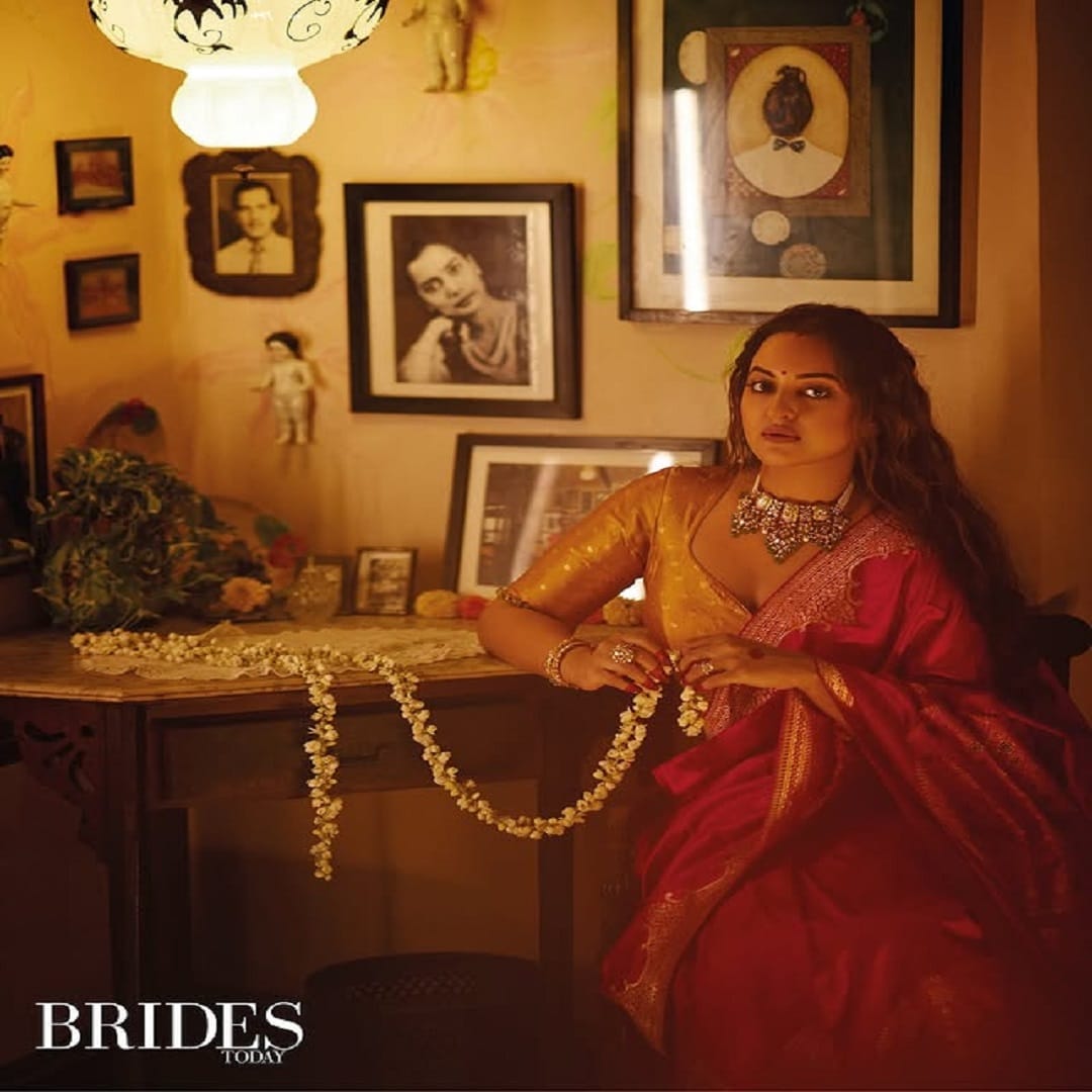 सोशल मीडियावर सोनाक्षीच्या चाहत्यांची संख्या देखील फार मोठी आहे. चाहत्यांच्या संपर्कात राहण्यासाठी अभिनेत्री कायम सोशल मीडियावर स्वतःचे फोटो आणि व्हिडीओ पोस्ट करत असते. 