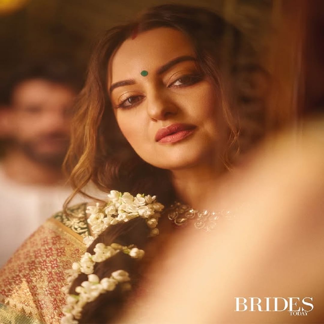 सोनाक्षी सिन्हा कायम सोशल मीडियावर फोटो पोस्ट करत असते. आता देखील अभिनेत्रीने स्वतःचे काही फोटो सोशल मीडियावर पोस्ट केले आहेत. 