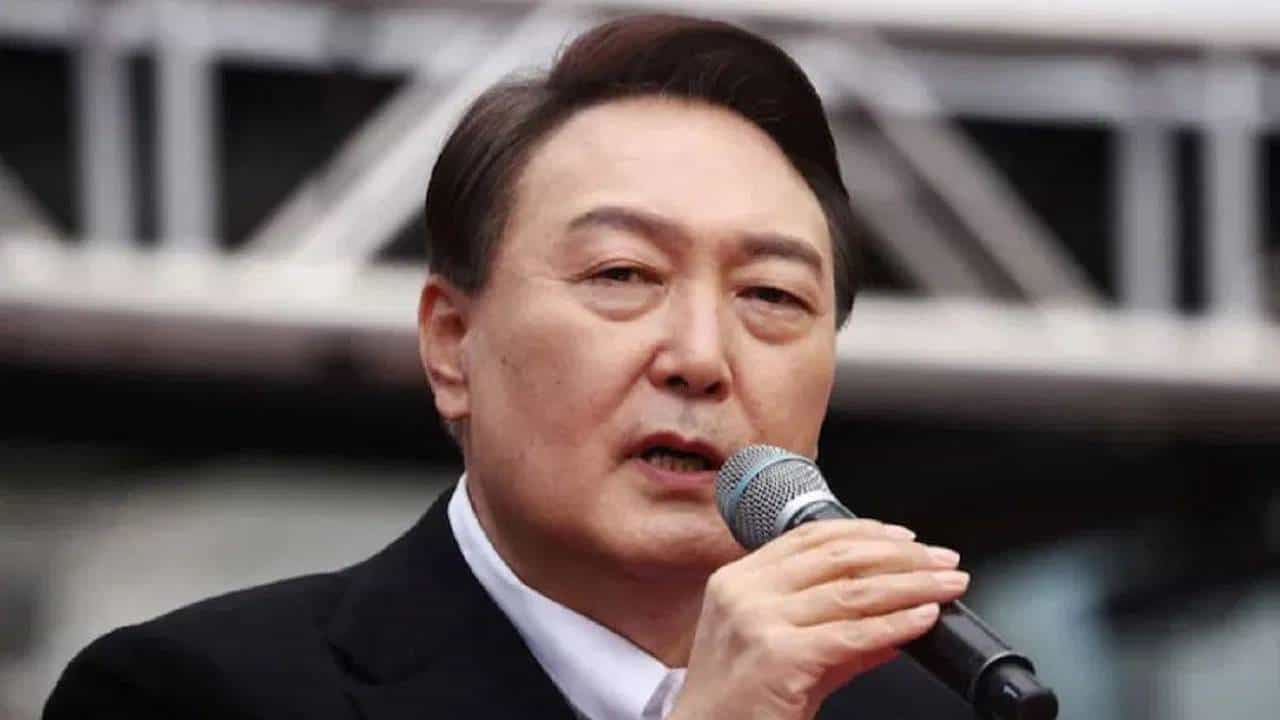 South Korea News : गदारोळानंतर दक्षिण कोरियाचे राष्ट्राध्यक्ष झुकले, 6 तासांत मार्शल लॉ घेतला मागे, लेटेस्ट अपडेट काय ?