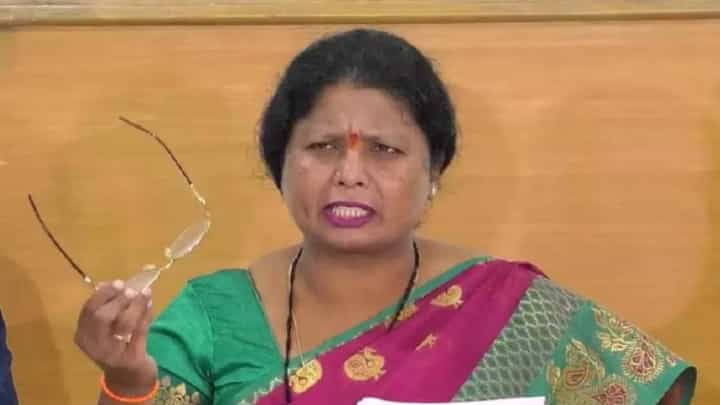 Sushma Andhare : 'कोण होतात तुम्ही, काय झालात तुम्ही... आता भाजपची वाट', सुषमा अंधारे यांचा नेमका कोणाला खोचक टोला? Sushma Andhare : 'कोण होतात तुम्ही, काय झालात तुम्ही... आता भाजपची वाट', सुषमा अंधारे यांचा नेमका कोणाला खोचक टोला?