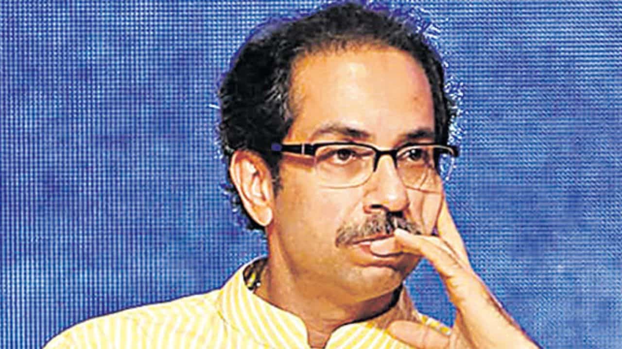 ठाकरे गटाला मोठा हादरा, आणखी एक बडा नेता सोडून चालला