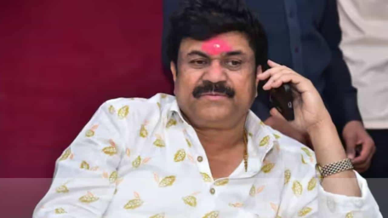 हत्येच्या दिवशी वाल्मिक कराडने संतोष देशमुखांना धमकी दिलेली, कोर्टात सर्वात मोठा दावा, वाचा A टू Z युक्तिवाद