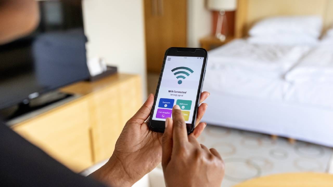 हॉटेलमध्ये रूम बूक करताना कधीच पब्लिक वाय-फाय वापरू नका. नेहमी प्रायव्हेट नेटवर्कचा वापर करूनच रूम बूक करावी. त्यामुळे तुमची व्यक्तीगत माहिती किंवा अन्य डिटेल्स लीक होण्याचा धोका कमी होतो.  ( Photo Credit: Getty Images)