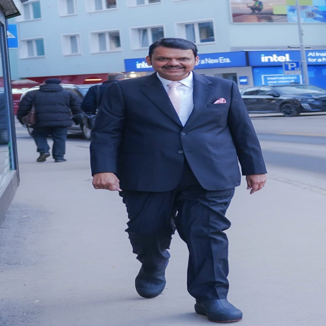 दरम्यान देवेंद्र फडणवीस यांनी सोशल मीडियावर स्वित्झर्लंडमधील काही फोटो शेअर केले आहेत. यात त्यांचे दोन लूक अतिशय वेगळे दिसत आहेत. काही फोटोंमध्ये देवेंद्र फडणवीसांनी डार्क ब्लॅक आणि लॉंग असा कोट घातलेला पाहायला मिळत आहे. तर काही  फोटोंमध्ये ते ब्लू रंगाच्या सूटमध्ये दिसत आहेत. 