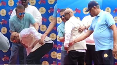 वानखेडे स्टेडियमवर विनोद कांबळीने गावस्करांचे पाय धरले; कांबळीची अवस्था पाहून गावस्करांनी मारली मिठी