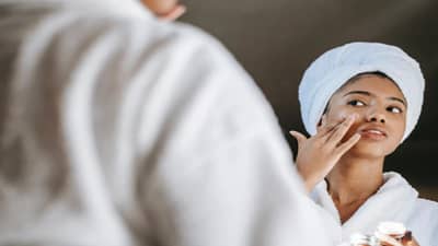 Glowing Skin: चमकदार त्वचेसाठी हे 5 स्किन केअर ट्रेंड करा फॉलो