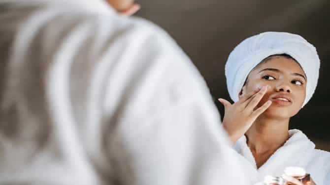 Glowing Skin: चमकदार त्वचेसाठी हे 5 स्किन केअर ट्रेंड करा फॉलो