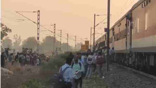 Pushpak Express accident : जळगावमध्ये भीषण रेल्वे दुर्घटना, एक्स्प्रेसनं अनेकांना चिरडलं; अपघाताचे थरकाप उडवणारे पहिले photos