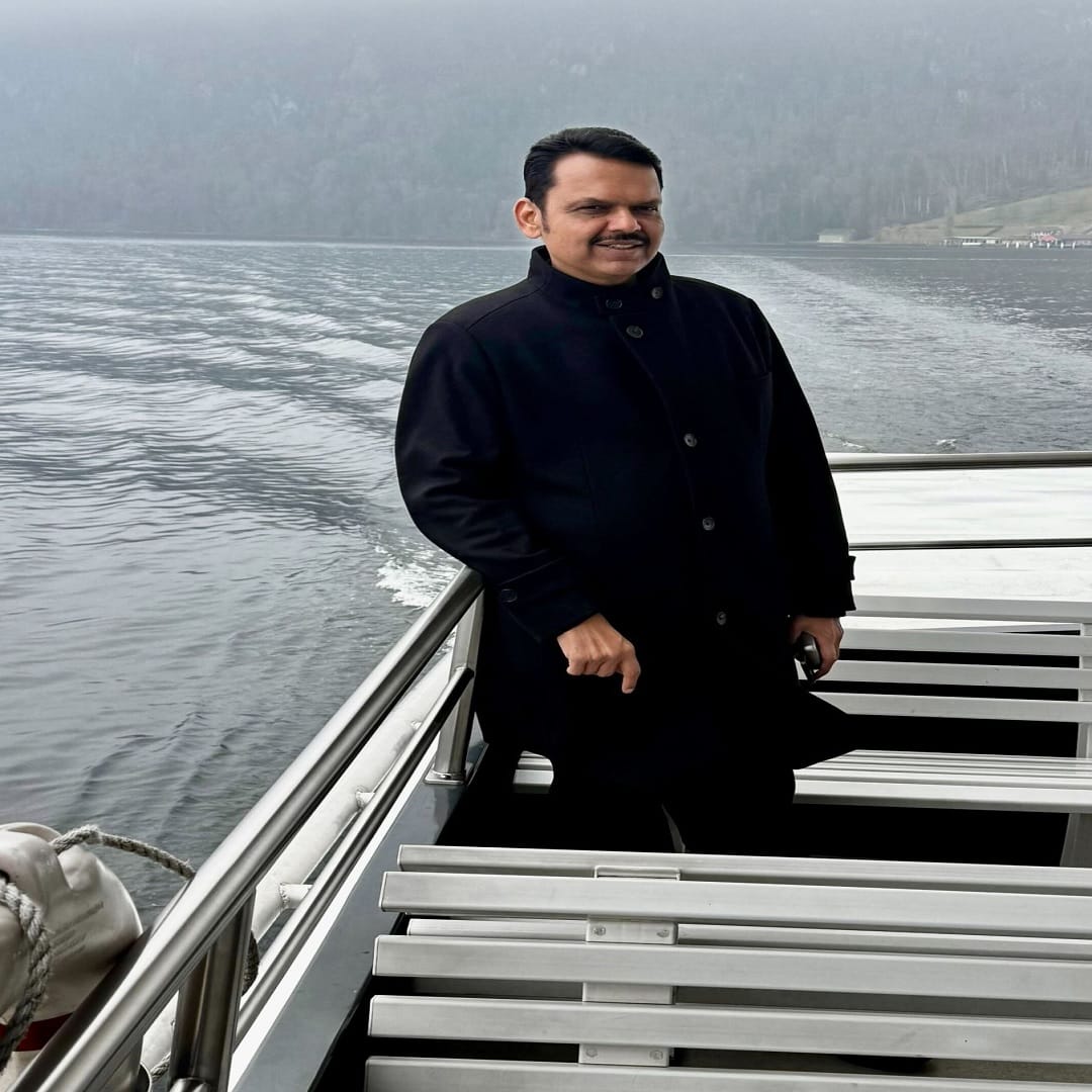  दरम्यान फडणवीसांच्या या फोटोंना सोशल मीडियावरही नेटकऱ्यांकडून पसंती मिळत आहे. देवेंद्र फडणवीस यांनी स्वित्झर्लंडच्या दावोसमधील अनेक फोटो शेअर केले आहेत. 