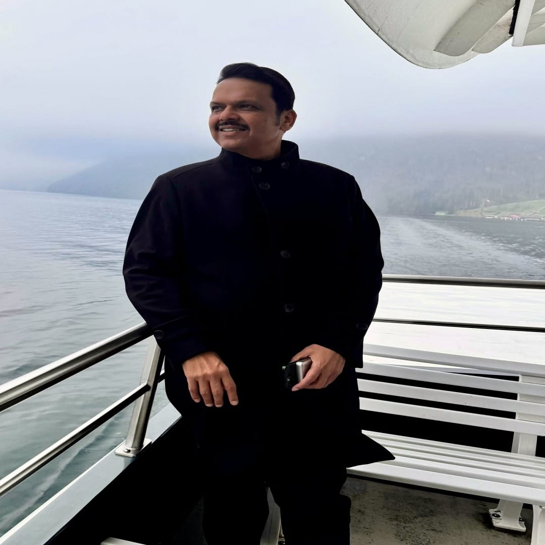 फडणवीसांचे हे दोन्हीही लूक कधीही न पाहिलेले आहेत. नेहमी राजकीय नेत्याच्या पेहरावात असणाऱ्या फडणवीसांचा डार्क ब्लॅक कोट ते सूटा-बूटापर्यंतच्या लूक पहिल्यांदाच पाहायला मिळाला. हे दोन्ही लूक फडणवीसांना नक्कीच सूट करत असून ते एक लीडर म्हणूनही त्यांचे व्यक्तीमत्व उठून दिसत आहे. 