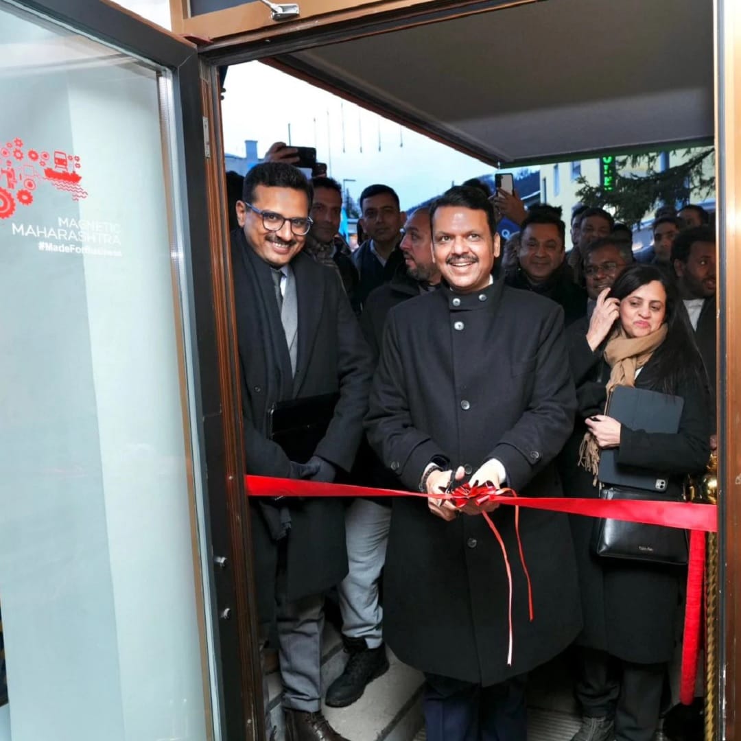  महाराष्ट्राचे मुख्यमंत्री देवेंद्र फडणवीस हे सध्या स्वित्झर्लंडच्या दावोस दौऱ्यावर आहेत. या दावोस दौर्‍यात महाराष्ट्राच्या सर्व क्षेत्रात आणि सर्व विभागांत गुंतवणूक कशी येईल यासाठी प्रयत्न ते करत आहेत. 