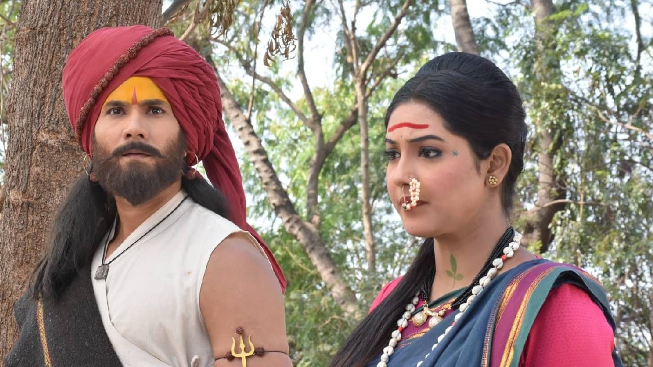 हे विशेष कथानक शनिवारी २5 जानेवारीपर्यंतच्या आई तुळजाभवानीच्या भागात दिसणार आहे. मानवीरूपात देवांनाही भोगांना सामोरं जावं लागणं हा कथेचा विषय जितका अनोखा तितकाच आदिशक्तीच्या या रचनेपाठची लीला ही आवर्जून जाणून घेण्यासारखी आहे
