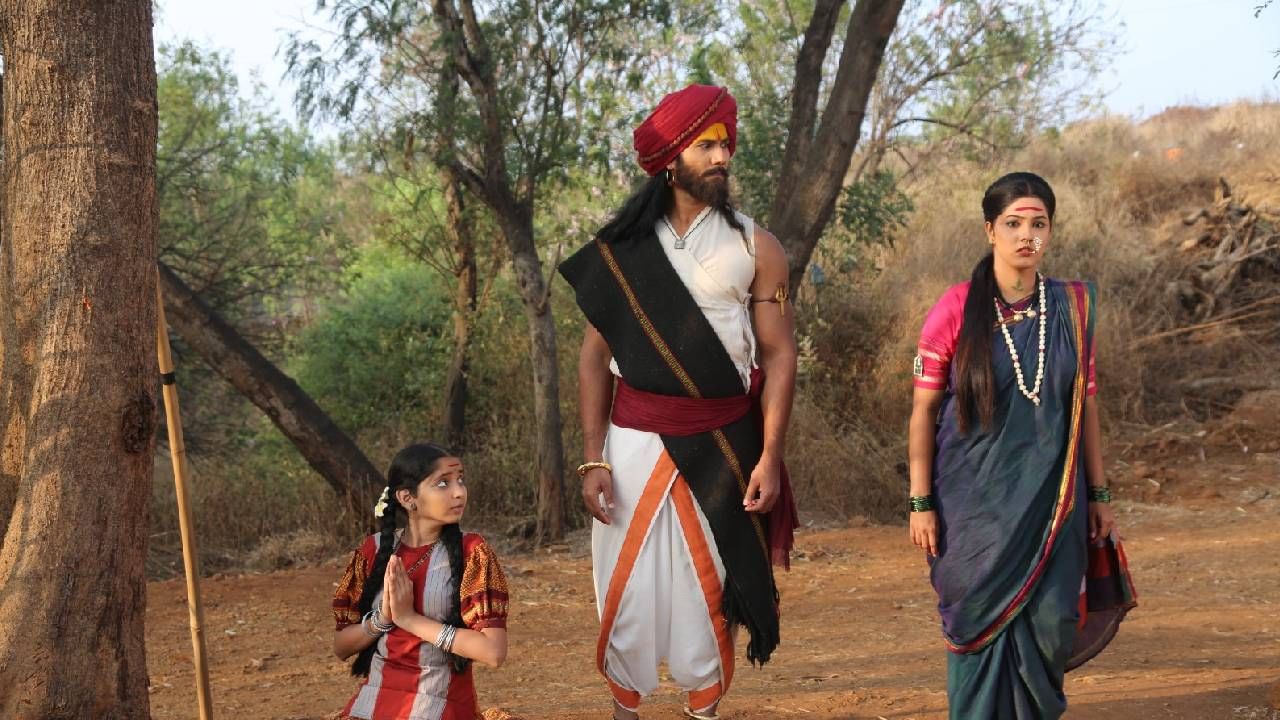 भैरवाला देवीने अढळ स्थान शोधण्याची दिलेल्या जबाबदारीत अधेमधे जाणवणारे शिवतत्व यामुळे देवीचा संशय बळावला असून देवींना सत्य समजल्यावर त्यांची नेमकी प्रतिक्रिया काय असेल, त्यांच्या रागात भर पडेल का? की कुटुंब एकत्र आल्याचा आनंद असेल? हा अत्यंत उत्कंठावर्धक कथानकाचा प्रवास मालिकेत पहायला मिळणार आहे. 
