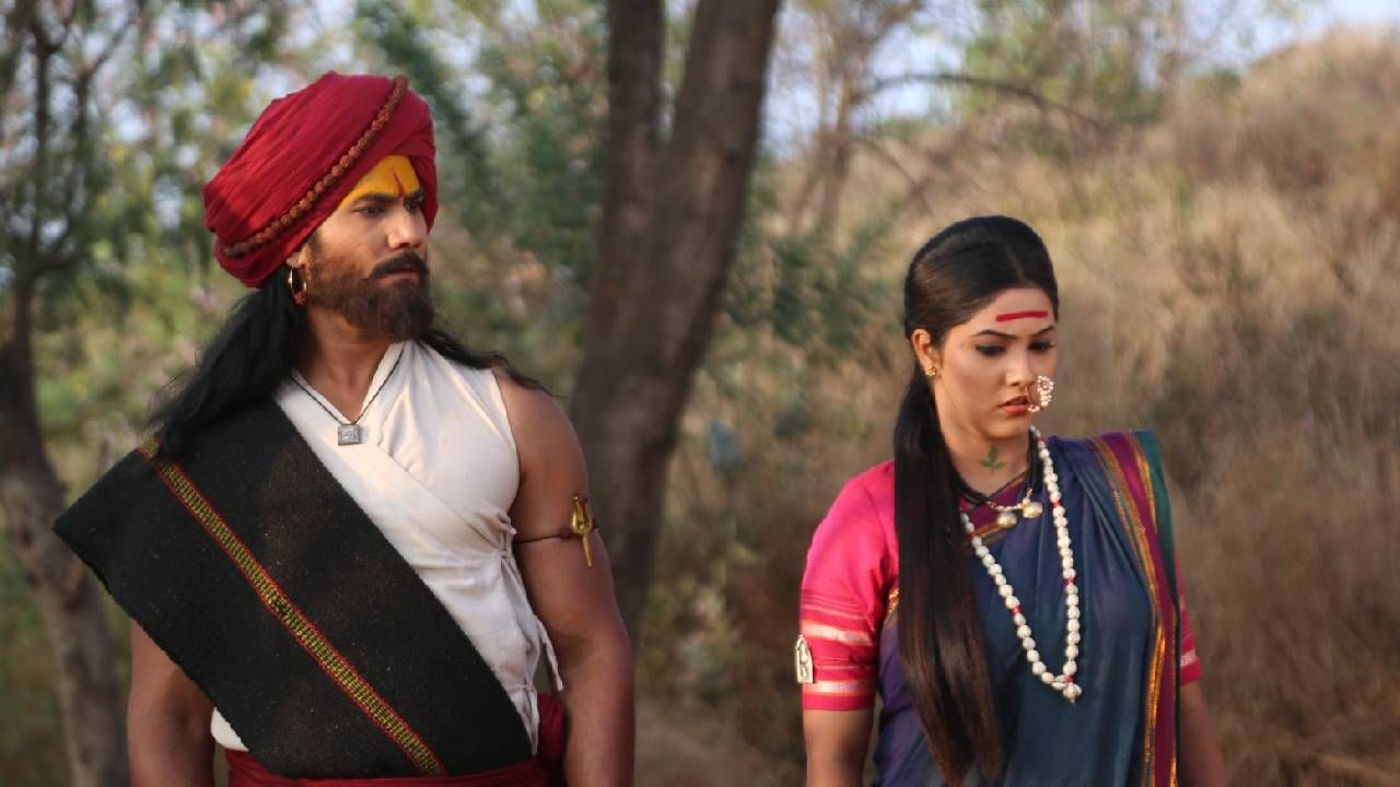 देवी आपलं अढळ स्थान शोधण्याची जबाबदारी भैरवाला देते. या आठवड्याच्या उत्तरार्धात तुळजाभवानी आणि भवानीशंकर यांच्या नात्यातील रुसवे-फुगवे, नात्यातील गोड क्षण बघायला मिळणार आहेत. त्यांच्यातला समज–गैरसमजाचा गुंता अधिक वाढत जात असून भवानीशंकर रूपात पृथ्वीवर निवास करणाऱ्या महादेवांना देवी ओळखणार का? हा रंजक कथाभाग उलगडत आहे. 
