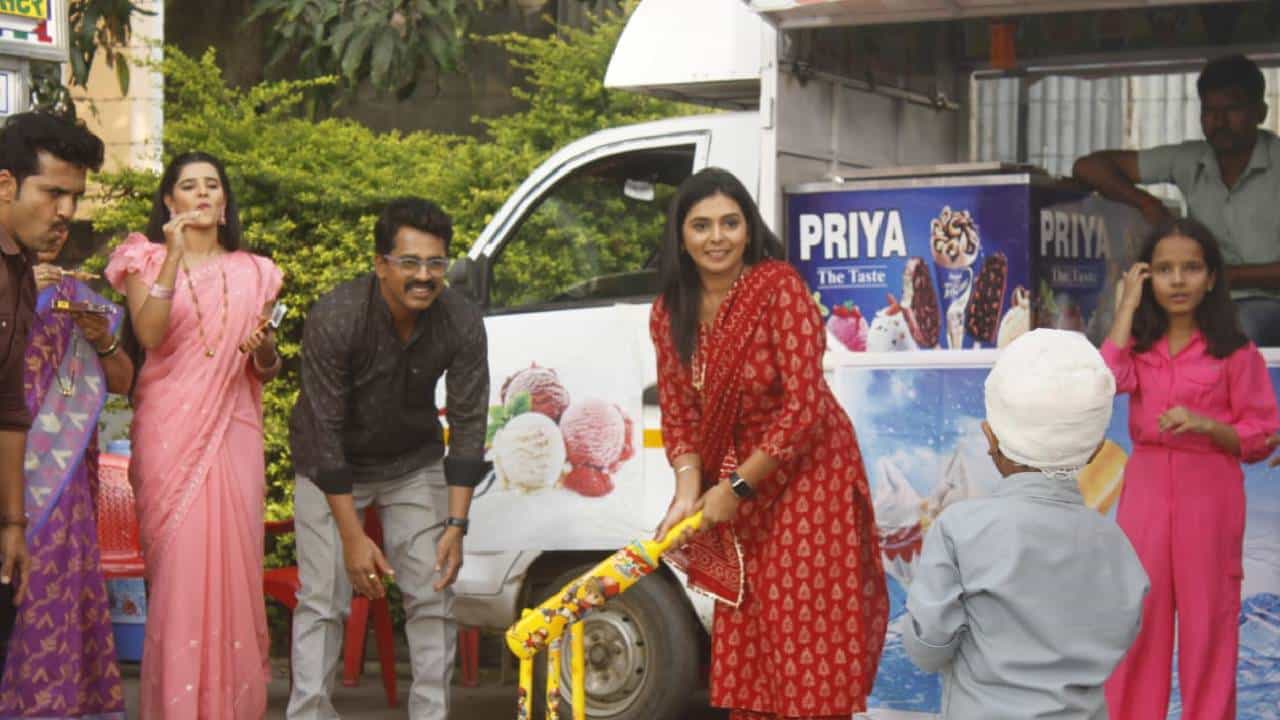 झी मराठी वाहिनीवरील 'अप्पी आमची कलेक्टर' या मालिकेचं कथानक अत्यंत रंजक वळणार येऊन पोहोचलं आहे. अमोलच्या आजारनंतर तो पहिल्यांदा शाळेत जायला लागला आहे. संपूर्ण कुटुंब त्याला मदत करण्यासाठी आपापल्या जबाबदाऱ्यांची वाटणी करतात.