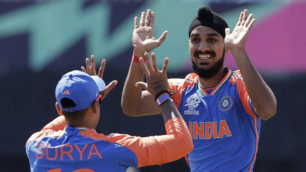 टीम इंडियाचा वेगवान गोलंदाज अर्शदीप सिंगही शतकाच्या जवळ आहे. त्याने 60 टी20 सामने खेळले असून 95 बळी घेतले आहेत. आता या मालिकेत 5 बळी घेऊन विकेटचं शतक पूर्ण करू शकतो. ही कामगिरी करणारा हिला भारतीय गोलंदाजही ठरू शकतो.