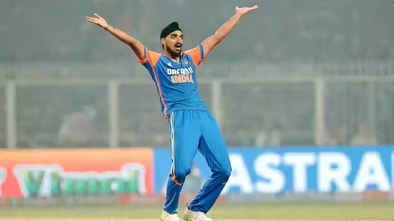 अर्शदीप सिंगचे आंतरराष्ट्रीय क्रिकेटमध्ये पदार्पण नोव्हेंबर 2022 मध्ये केले होते. त्याने अवघ्या 2 वर्षात टी20 आंतरराष्ट्रीय क्रिकेटमध्ये भारतासाठी सर्वाधिक विकेट घेण्याचा विक्रमही केला आहे. त्याने टीम इंडियासाठी टी20 मध्ये आतापर्यंत 98 विकेट घेतल्या आहेत. (सर्व फोटो- बीसीसीआय)