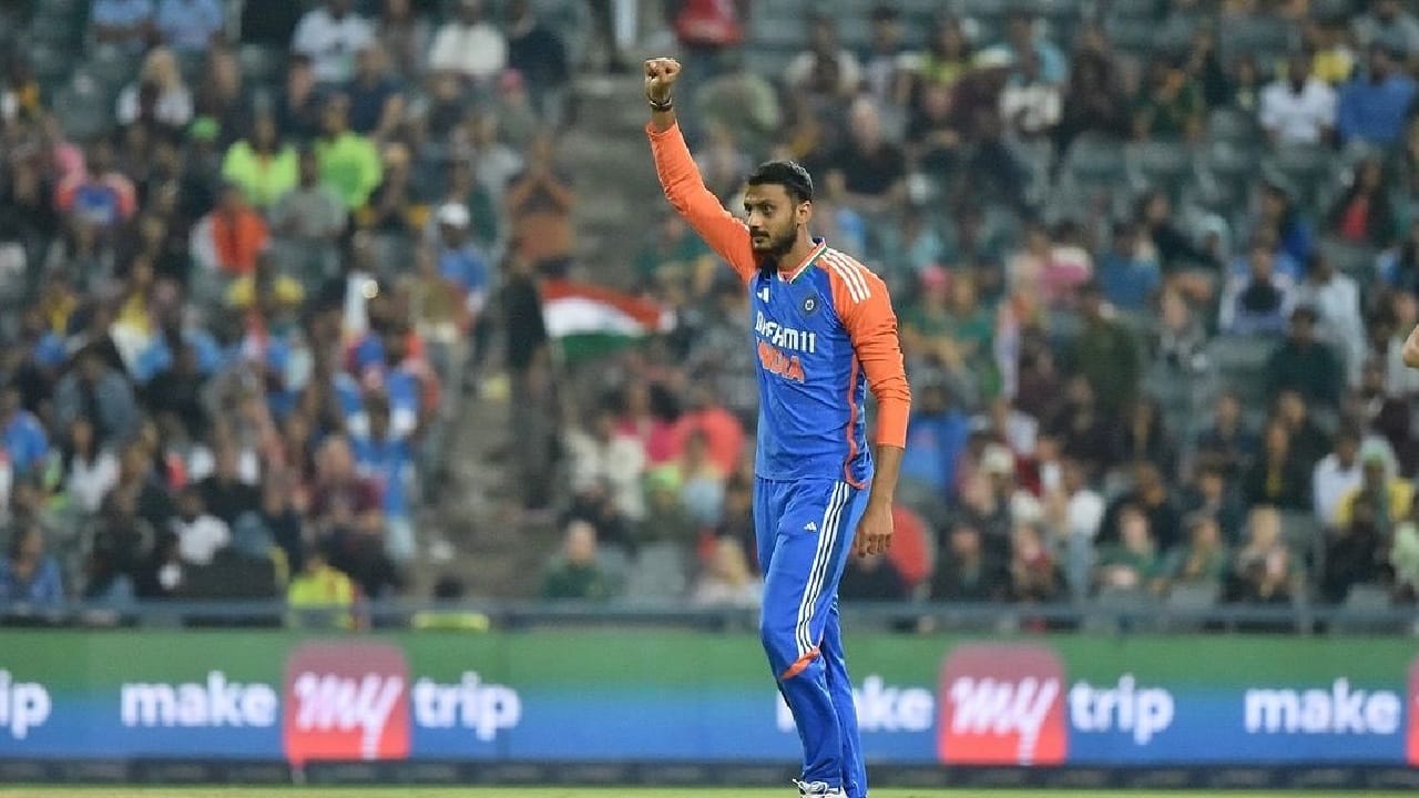 ऑलराउंडर अक्षर पटेलकडून बॅटिंगसह फिरकी गोलंदाजाची जबाबदारी असणार आहे. अक्षरने नुकत्याच झालेल्या टी 20i वर्ल्ड कप स्पर्धेत अप्रतिम फिल्डिंगही केली होती. आता अक्षर या 50 षटकांच्या सामन्यात कशी कामगिरी करतो? हे पाहणं उत्सुकतेचं ठरणार आहे. (Photo Credit : Axar patel X Account) 