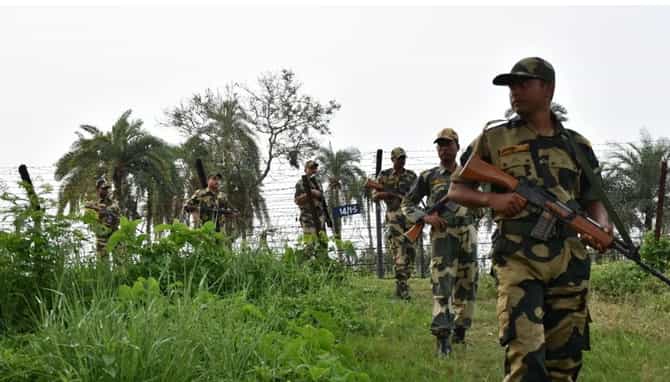 भारत आणि बांगलादेशातील शेतकऱ्यांत मोठी झडप, BSF ने अश्रुधुराच्या नळकांड्या फोडल्या