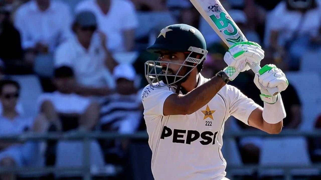 Babar Azam : हातात आलेल्या या नव्या बॅटने पालटलं बाबरच नशीब, पैसा, फॉर्म सगळचं आलं, कुठल्या कंपनीची ही बॅट?