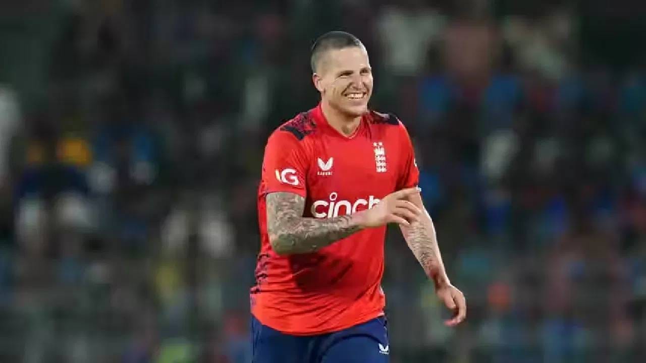 गोलंदाजीत ब्रेडन कार्सने बाउंसर चेंडूंचा जोरदार मारा केला. पहिल्याच षटकात आक्रमक संजू सॅमसनची विकेट घेतली. तर सूर्यकुमार यादवला क्लिन बोल्ड केले. वॉशिंग्टन सुंदरचा त्रिफळा उडवून त्यालाही तंबूत पाठवले.