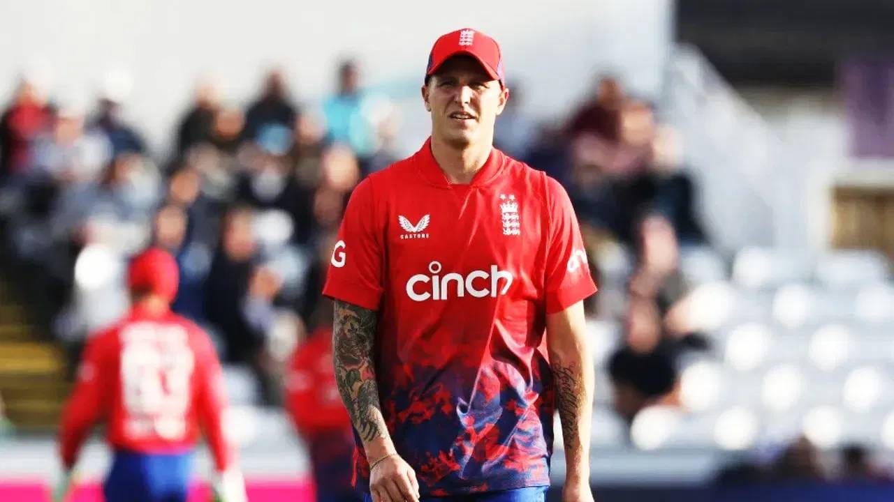 दुसऱ्या टी20 सामन्यात भारताने इंग्लंडचा धुव्वा उडवत मालिकेत 2-0 ने आघाडी घेतली आहे. आरसीबीचे दोन तगडे फलंदाज अपयशी ठरले. दुसरीकडे, सनरायझर्स हैदराबादचा खेळाडू मात्र चमकला. इंग्लंडकडून ब्रेडन कार्सने चांगली कामगिरी केली. दुसऱ्या सामन्यात गुस एटकिंगसनच्या जागी त्याला संघात स्थान मिळालं होतं. 