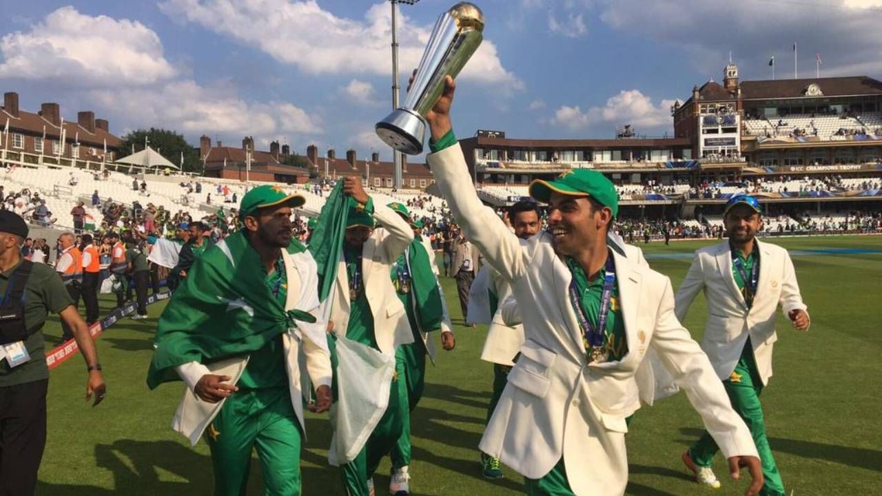 चॅम्पियन्स ट्रॉफीचं (2017) शेवटचं पर्व पाकिस्तानने आपल्या नावावर केलं. अंतिम सामन्यात भारत आणि पाकिस्तान हे संघ आमनेसामने आले होते. पाकिस्तानने भारतासमोर विजयासाठी 338 धावांचं आव्हान दिलं होतं. भारताचा संपूर्ण संघ 158 धावांवर बाद झाला होता. पाकिस्तानने 180 धावांनी विजय मिळवला होता. (सर्व फोटो- ICC आणि Twitter)