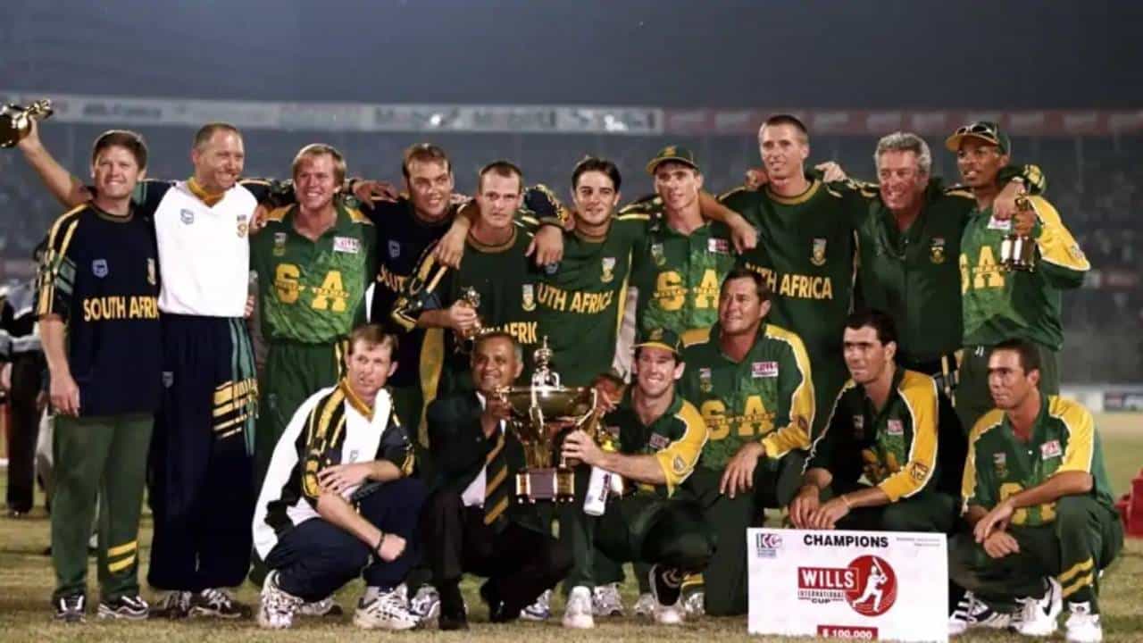 चॅम्पियन्स ट्रॉफी स्पर्धेला 1998-99 मध्ये सुरुवात झाली. या स्पर्धेचं पहिलं जेतेपद दक्षिण अफ्रिकेने मिळवलं. अंतिम फेरीत वेस्ट इंडिजचा 4 गडी राखून पराभव केला होता. वेस्ट इंडिजने विजयासाठी 245 धावांचं आव्हा दिलं होतं. हे आव्हान दक्षिण अफ्रिकेने 6 गडी गमवून 47 षटकात पूर्ण केलं.