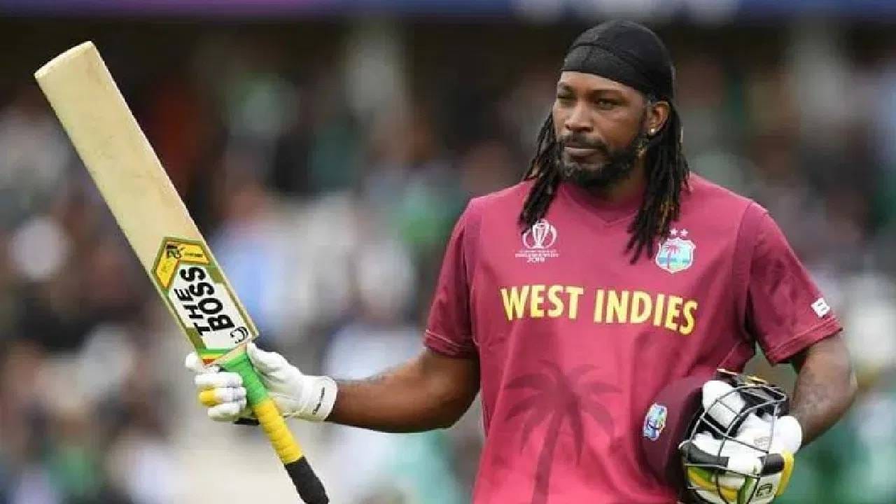 ख्रिस गेल टी20 क्रिकेटचे 463 सामने असून 455 डावात 10060 चेंडूत 1056 षटकार ठोकले आहेत. टी20 क्रिकेटमध्ये एक हजाराहून अधिक षटकार मारणारा जगातील एकमेव फलंदाज आहे. 