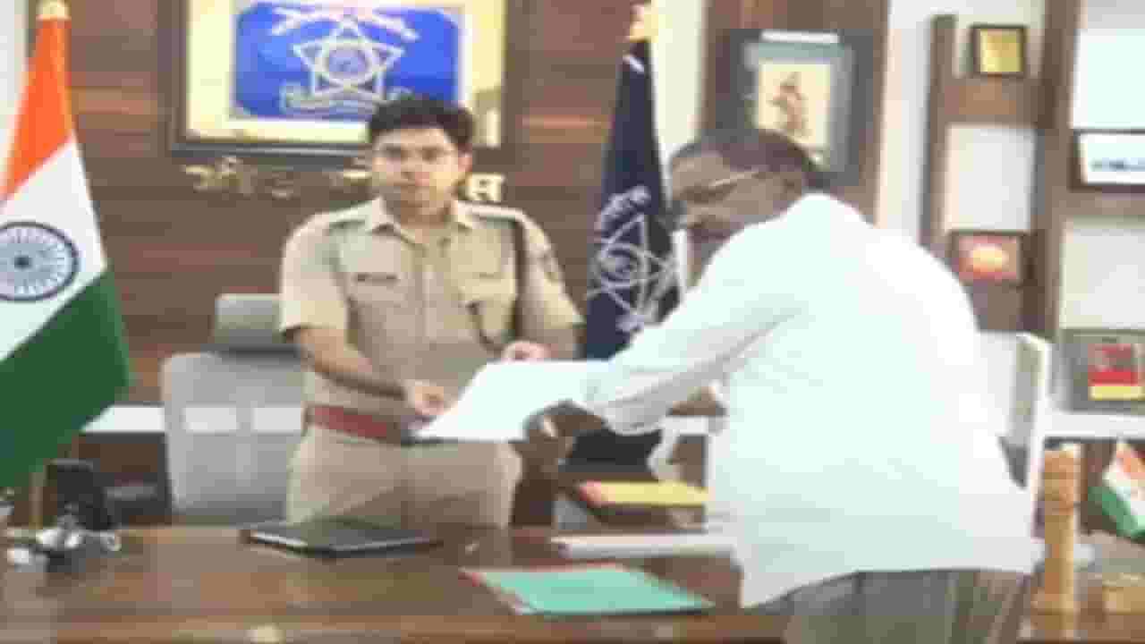 Suresh Dhas Video : धसांनी घेतली पोलीस अधीक्षक कॉवत यांची भेट अन् महादेव मुंडे हत्या प्रकरणासंदर्भात केली 'ही' मागणी