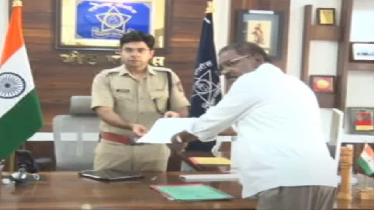 Suresh Dhas Video : धसांनी घेतली पोलीस अधीक्षक कॉवत यांची भेट अन् महादेव मुंडे हत्या प्रकरणासंदर्भात केली 'ही' मागणी Suresh Dhas Video : धसांनी घेतली पोलीस अधीक्षक कॉवत यांची भेट अन् महादेव मुंडे हत्या प्रकरणासंदर्भात केली 'ही' मागणी