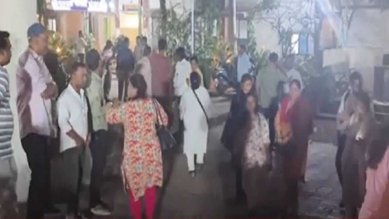Dombivali : डोंबिवलीत राडा, हाऊसिंग सोसायटीत सत्यनारायण पूजेवरुन मराठी-अमराठी आपसात भिडले Dombivali : डोंबिवलीत राडा, हाऊसिंग सोसायटीत सत्यनारायण पूजेवरुन मराठी-अमराठी आपसात भिडले