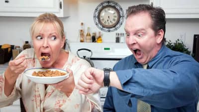 घाईत जेवण करणे आरोग्यासाठी ठरू शकते हानिकारक, जाणून घ्या काय आहे तज्ज्ञांचे मत