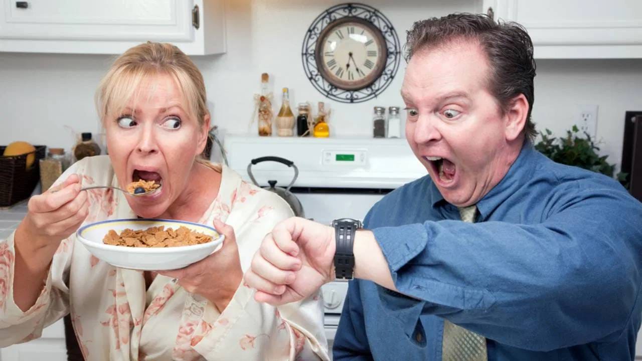 घाईत जेवण करणे आरोग्यासाठी ठरू शकते हानिकारक, जाणून घ्या काय आहे तज्ज्ञांचे मत घाईत जेवण करणे आरोग्यासाठी ठरू शकते हानिकारक, जाणून घ्या काय आहे तज्ज्ञांचे मत