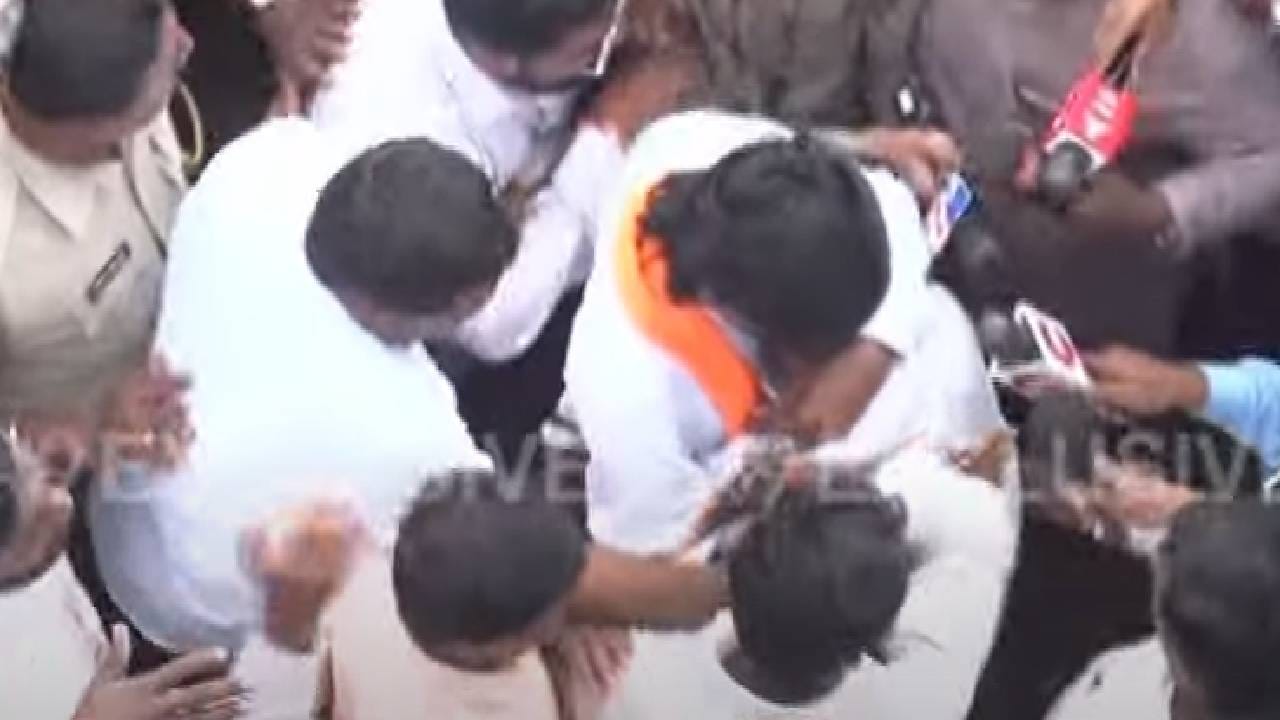 अखेर पोलीस आणि मनोज जरांगे पाटील यांच्या यशस्वी मध्यस्थीनंतर धनंजय देशमुख खाली उतरले. खाली आल्यानंतर धनंजय देशमुख आणि मनोज जरांगे पाटील यांची गळाभेट झाली. हा आंदोलनातला एक भावनिक क्षण होता. 