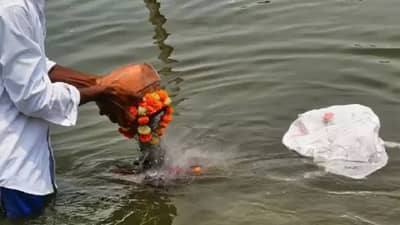 मृत व्यक्तीच्या अस्थी गंगेत विसर्जित करण्याचं कारण माहितीये? एका शापाशी जोडली गेलीये कथा