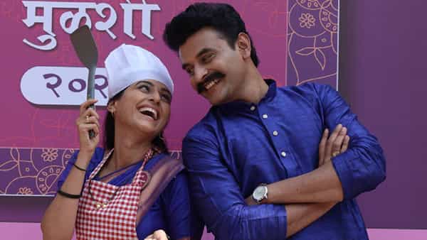 स्टार प्रवाह वाहिनीवरील 'घरोघरी मातीच्या चुली' या मालिकेला प्रेक्षकांचं भरभरून प्रेम मिळत आहे. मालिकेत लवकरच श्री आणि सौ स्पर्धा पाहायला मिळणार आहे. या स्पर्धेमध्ये मुळशीमधील अनेक उद्योजक सहभागी होणार असून जानकी - ऋषिकेश, ऐश्वर्या - सारंग आणि अवंतिका - सौमित्र देखील सहभागी होणार आहेत.