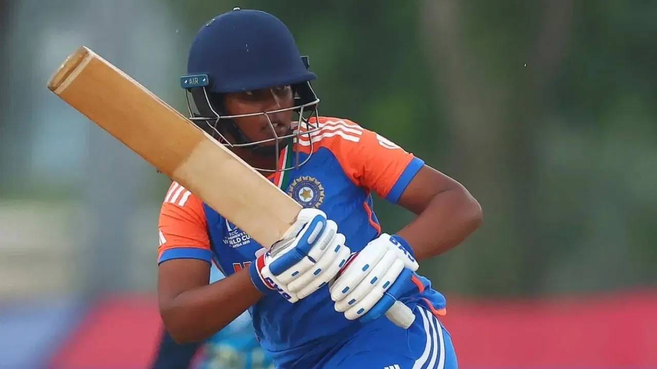 गोंगाडी त्रिशा आयसीसी अंडर 19 टी20 वर्ल्डकप स्पर्धेत शतक ठोकणारी पहिली फलंदाज ठरली आहे. या स्पर्धेच्या इतिहासातील आतापर्यंतची सर्वात मोठी खेळी आहे.