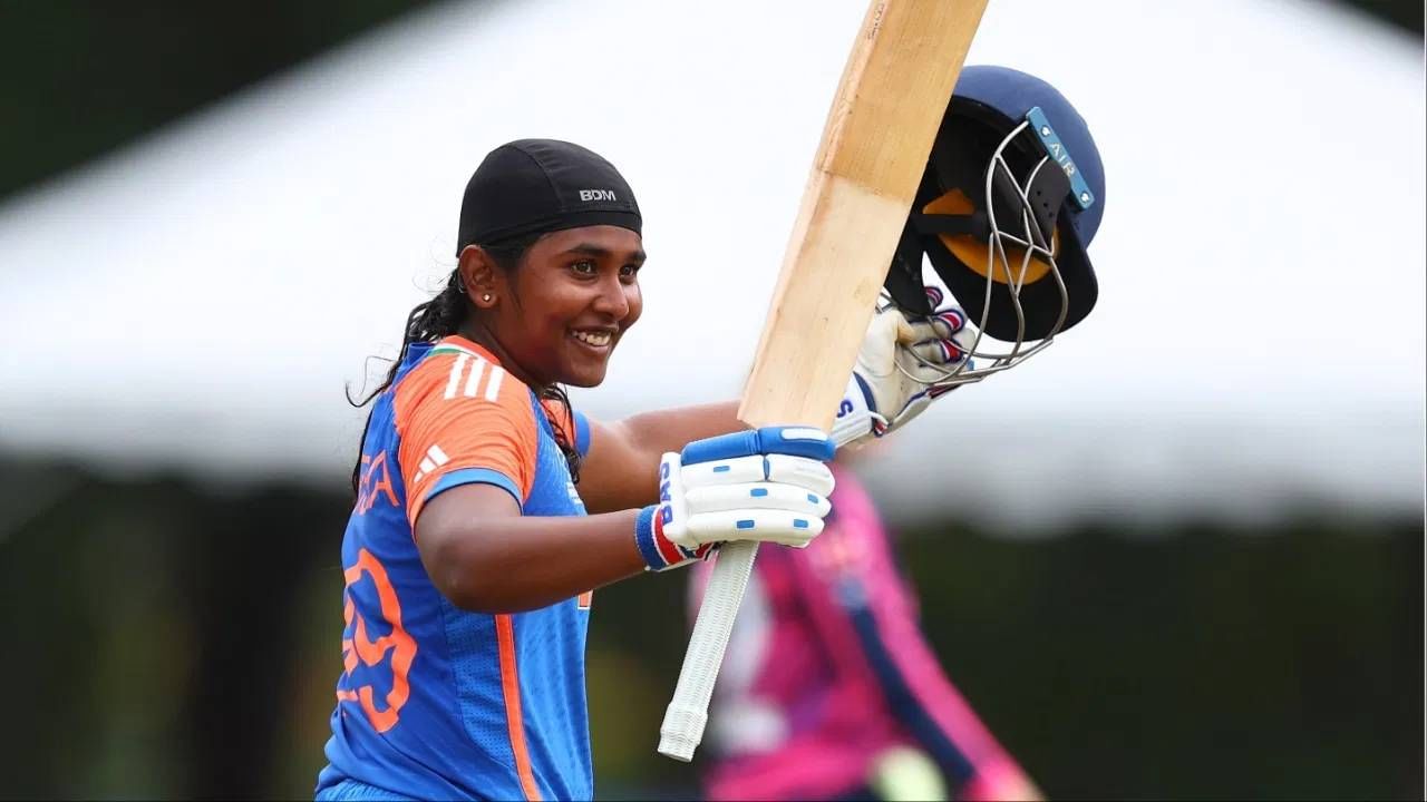 गोंगाडी त्रिशा आणि जी कमालिनी यांनी पहिल्या चेंडूपासून आक्रमक पवित्रा घेतला होता. गोंगडी त्रिशाने 59 चेंडूत नाबाद 110 धावांची खेळी केली. यावेळी तिचा स्ट्राईक रेट हा 186.44 चा होता. यावेळी तिने 13 चौकार आणि 4 षटकार मारले.