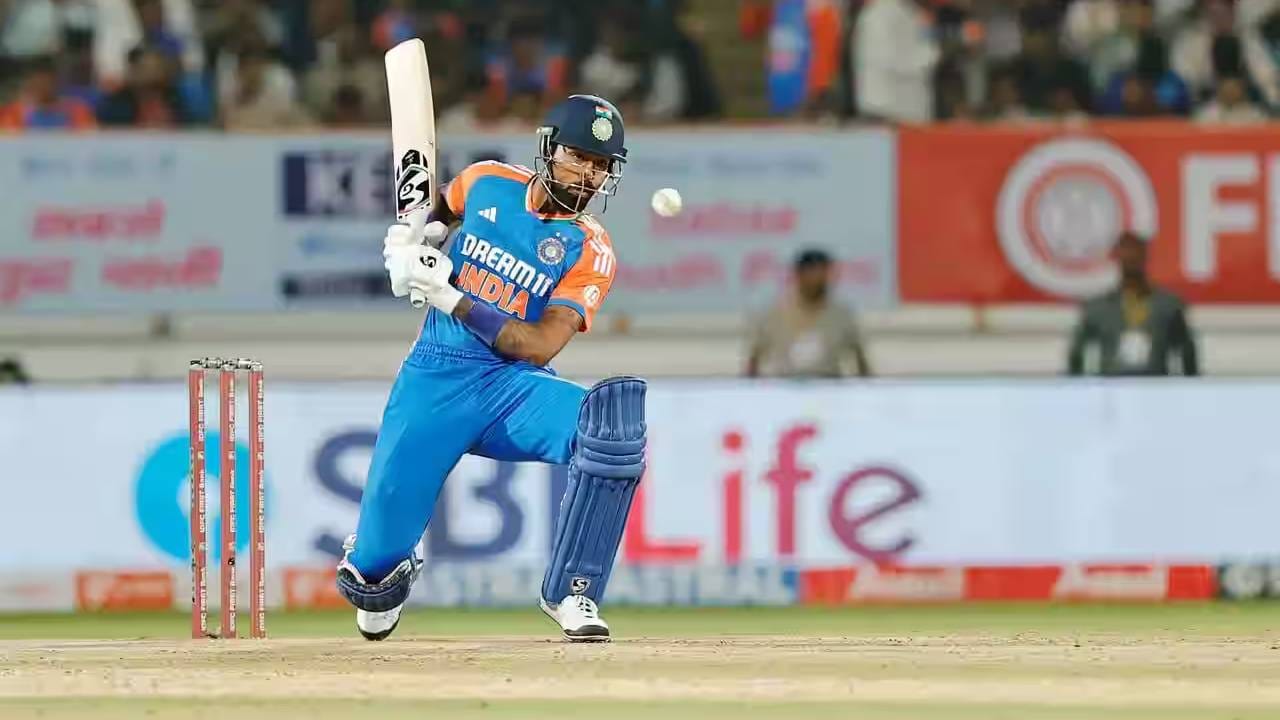 वरुण चक्रवर्तीसोबत टी20 फॉर्मेटमध्ये तिलक वर्मा आणि हार्दिक पांड्याला फायदा झाला आहे. फलंदाजांच्या यादीत तिलक वर्माने तिसऱ्या स्थानावर दुसऱ्या स्थानी झेप घेतली आहे. तर अष्टपैलू खेळाडूंच्या यादीत हार्दिक पांड्या पहिल्या स्थानावर आहे. (फोटो- बीसीसीआय)