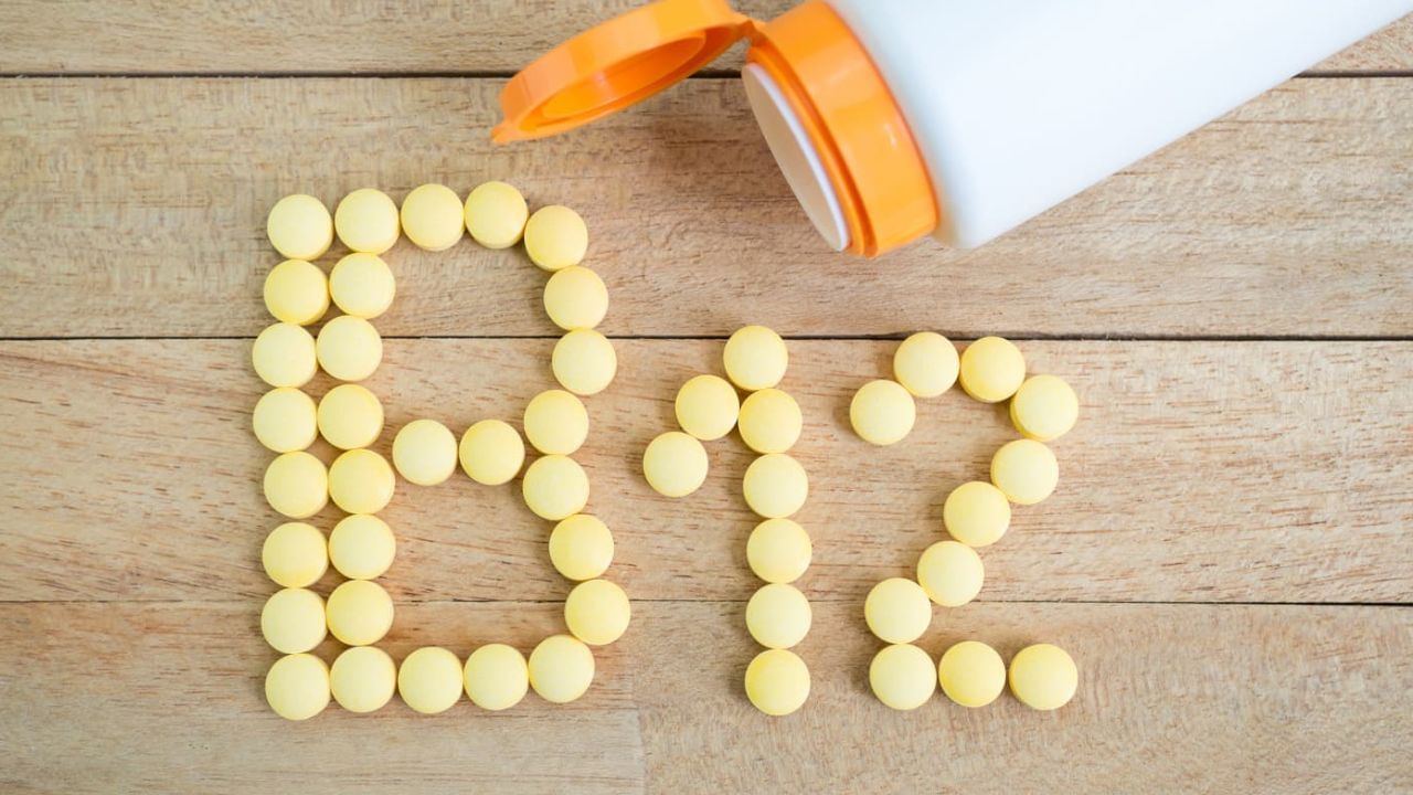 व्हिटॅमिन बी12 मांसाहारी पदार्थांमध्ये मुबलक प्रमाणात असते. परंतु शाकाहारी जेवणातून ते संतुलित प्रमाणात मिळू शकते. व्हिटॅमिन बी12 ची कमतरता दूर करुन तुम्ही तुमचे संपूर्ण आरोग्य चांगले करु शकतात.