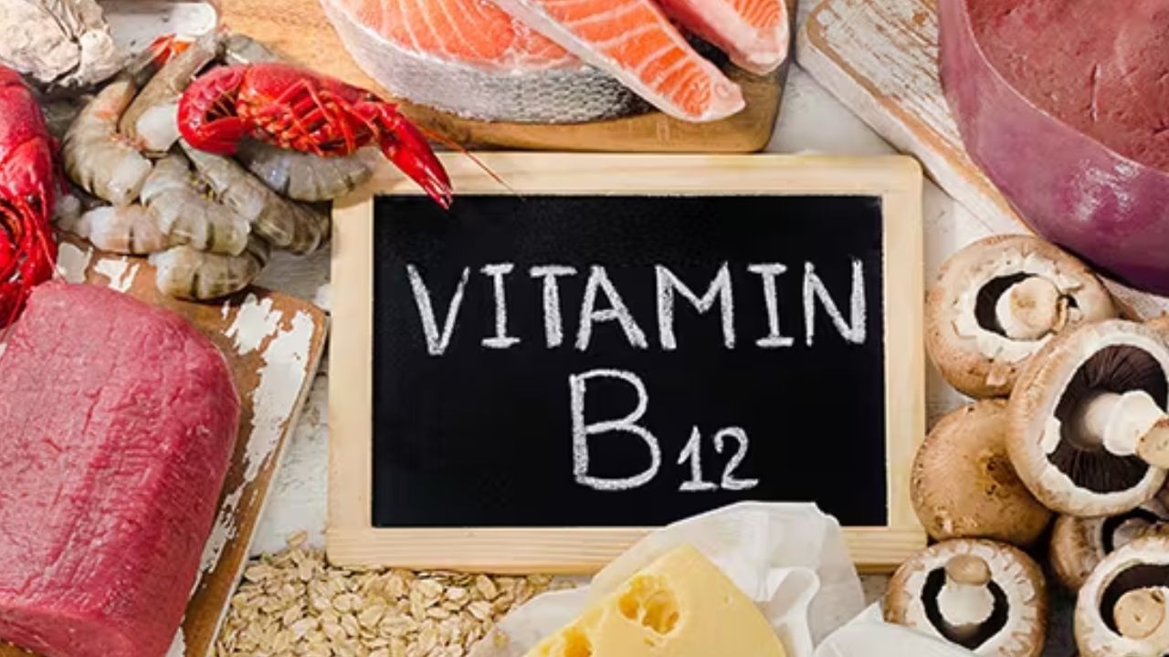 व्हिटॅमिन बी 12 रक्त पेशींच्या निर्मितीमध्ये मदत करते, ज्यामुळे ॲनिमियाची समस्या निर्माण होत नाही. मज्जासंस्थेचे आरोग्य निरोगी ठेवते. मेंदूचे कार्य सुधारते आणि मज्जातंतूचे सिग्नल योग्यरित्या पाठविण्यास मदत करते.