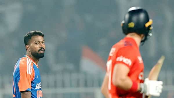 भारत विरुद्ध इंग्लंड टी20 मालिका सुरु आहे. या मालिकेतील पहिला सामना भारताच्या पारड्यात गेला. इंग्लंडचे दिग्गज खेळाडू पहिल्याच सामन्यात फेल गेले. कर्णधार जोस बटलर वगळता एकही फलंदाज चांगली कामगिरी करू शकला नाही. निम्म्याहून अधिक खेळाडूंना दुहेरी आकडाही गाठता आला नाही.