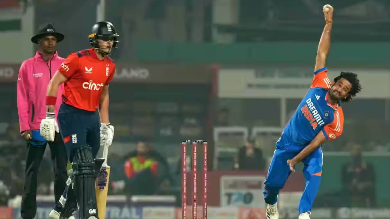 2021 साली इंग्लंडचा संघ भारत दौऱ्यावर आला होता. यावेळी पाच सामन्यांची टी20 मालिका खेळली गेली. ही मालिका भारताने 3-2 च्या फरकाने जिंकली. पहिला सामना इंग्लंडने, दुसरा सामना भारताने, तिसरा सामना इंग्लंडने, चौथा आणि पाचवा सामना भारताने जिंकला. 