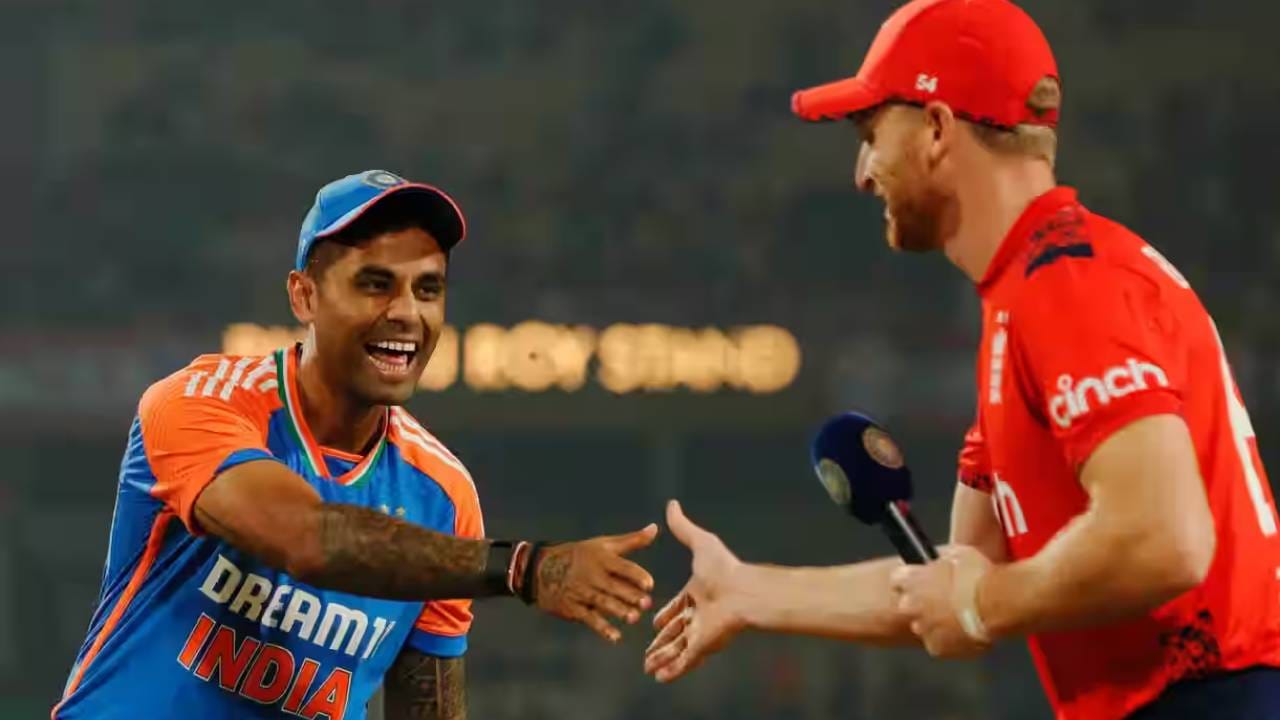 2017 साली तीन सामन्यांची टी20 मालिकेत भारताने इंग्लंडचा 2-1 असा धुव्वा उडवला. पहिल्या सामन्यात इंग्लंडने भारताला 7 विकेट राखून पराभूत केलं होतं. पण त्यानंतर टीम इंडियाने कमबॅक केलं. दुसरा सामना 5 धावांनी, तर तिसरा सामना हा 75 धावांनी जिंकला. 