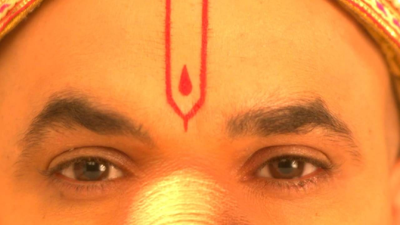 आधीच गरीबीत असलेल्या दोन मुलांचा कसाबसा सांभाळ करणाऱ्या त्या कुटुंबाचा प्रमुख गयावया करतो, "स्वामी हे कसे शक्य आहे, आमचं हातातोंडावर पोट आहे. आम्ही याआधी गणपती कधीच घरी आणला नाही."
